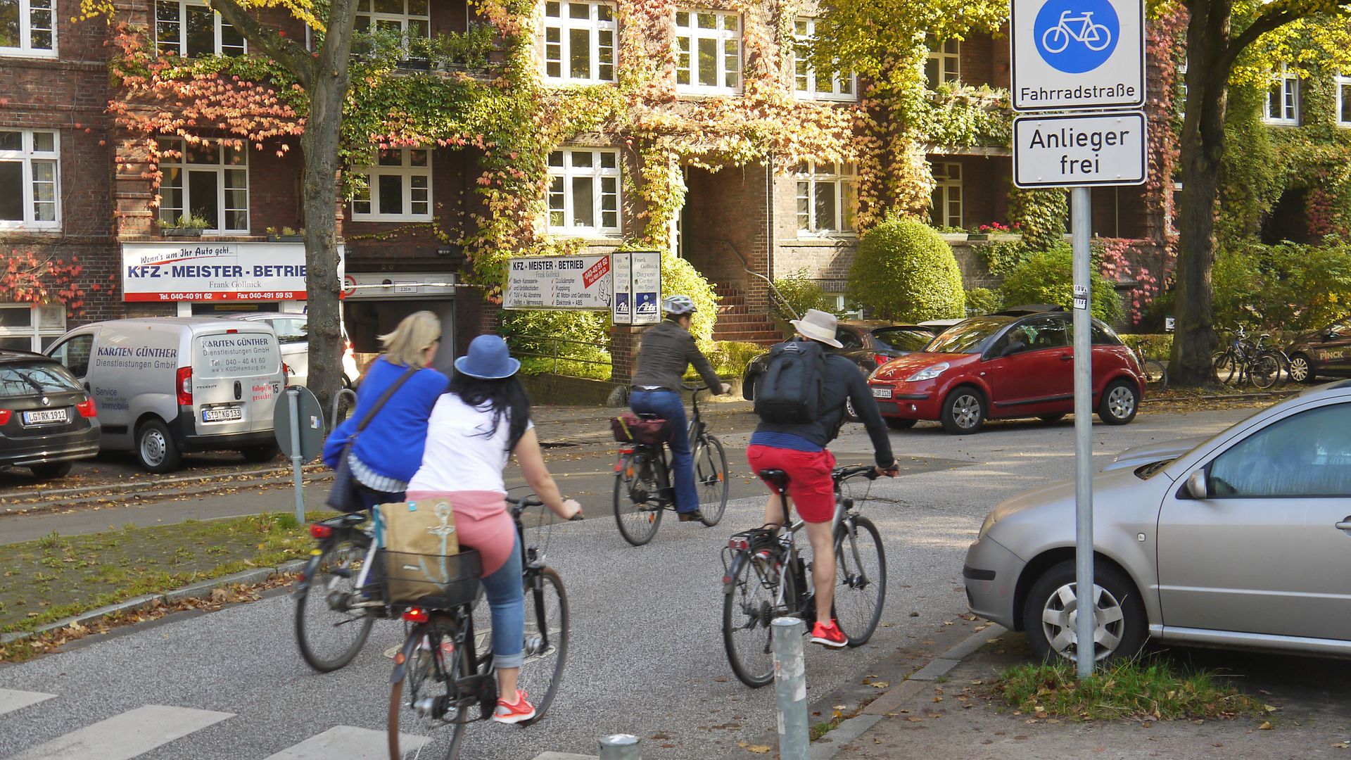 Vier Radfahrer unterwegs auf der Goebenstraße (Veloroute 3).