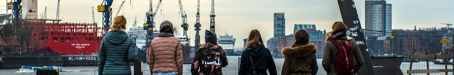 Junge Menschen sind am Hamburger Hafen unterwegs